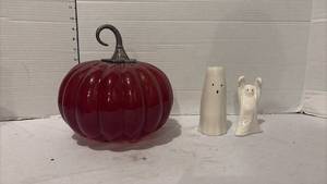 lot 3717 image: Halloween Decorative Pumpkin and Ghost Figurines