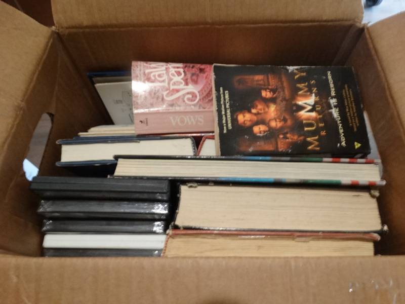 lot 6746 image: Small lot of various books and some dvds.