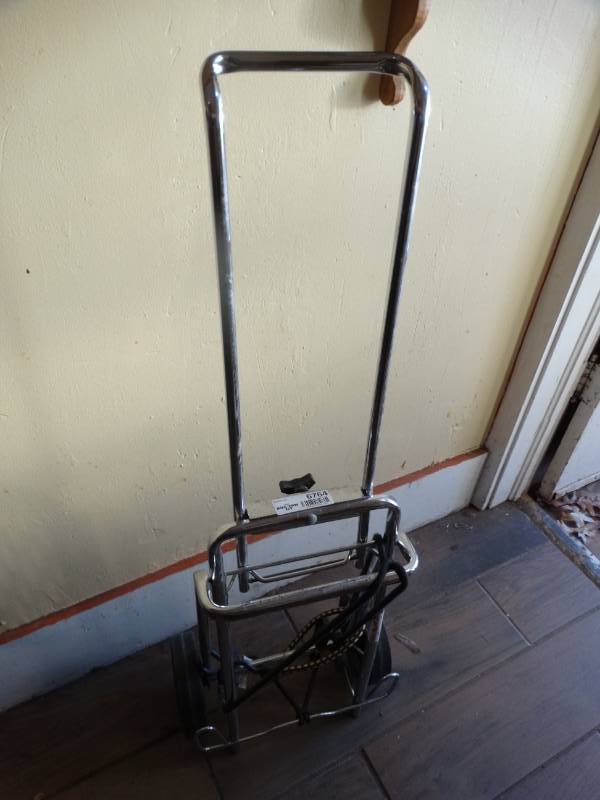 lot 6764 image: Luggage cart.