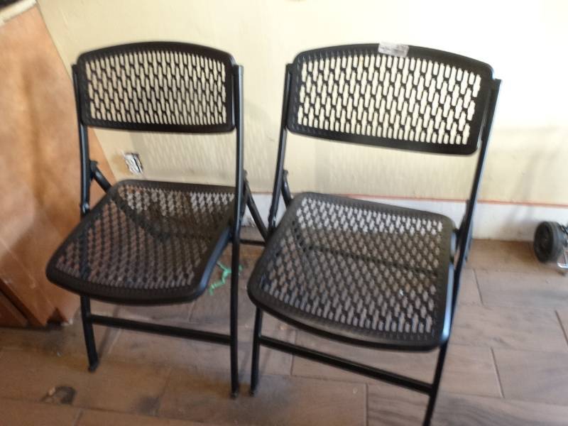lot 6765 image: 2 Folding chairs.