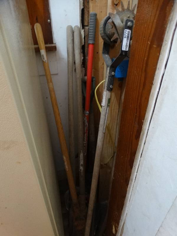 lot 6771 image: Yard tools.