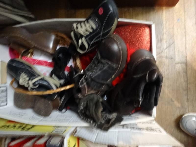 lot 6776 image: Lot of womens shoes and valentine decor.