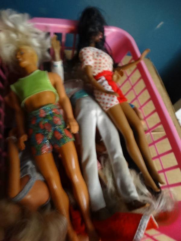 lot 6780 image: Lot of barbies.