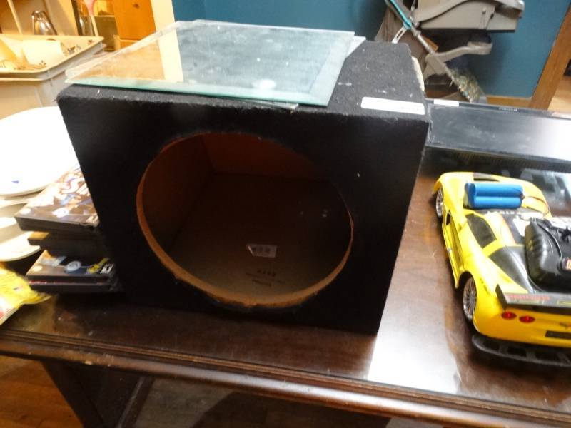 lot 6793 image: Inclosed speaker box.