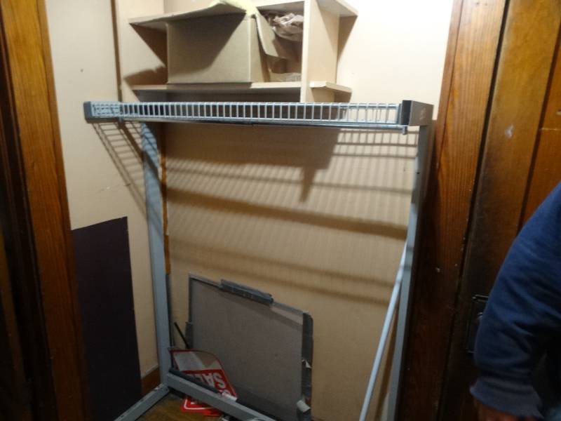 lot 6797 image: Metal clothes rack.