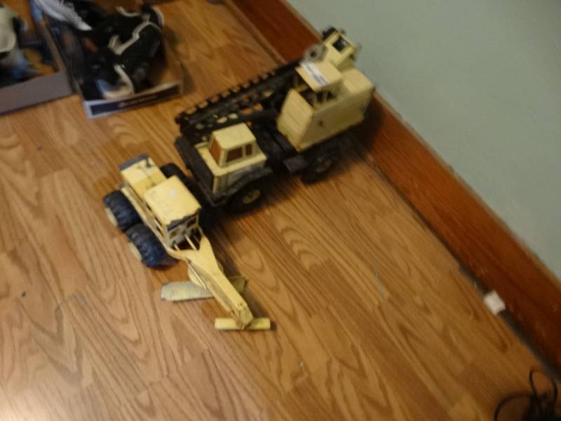 lot 6800 image: 2 Tonka trucks.