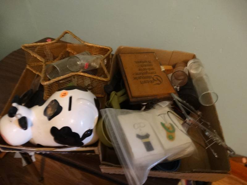 lot 6801 image: Various kitchen items.