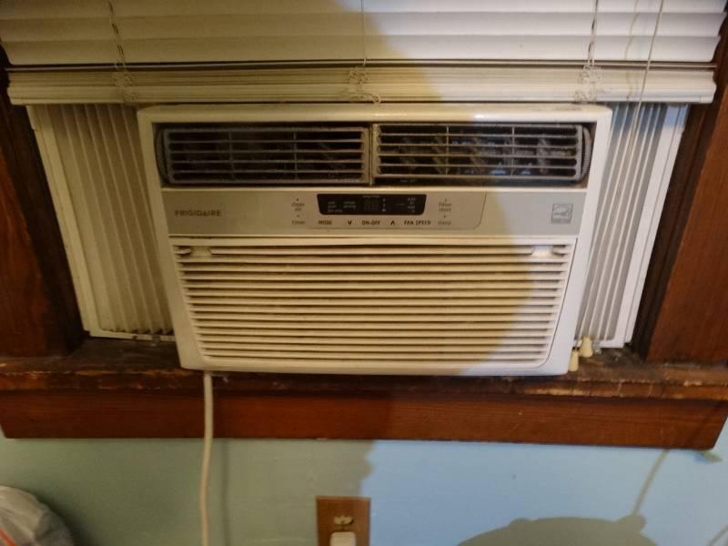 lot 6805 image: Frigidaire window ac unit.