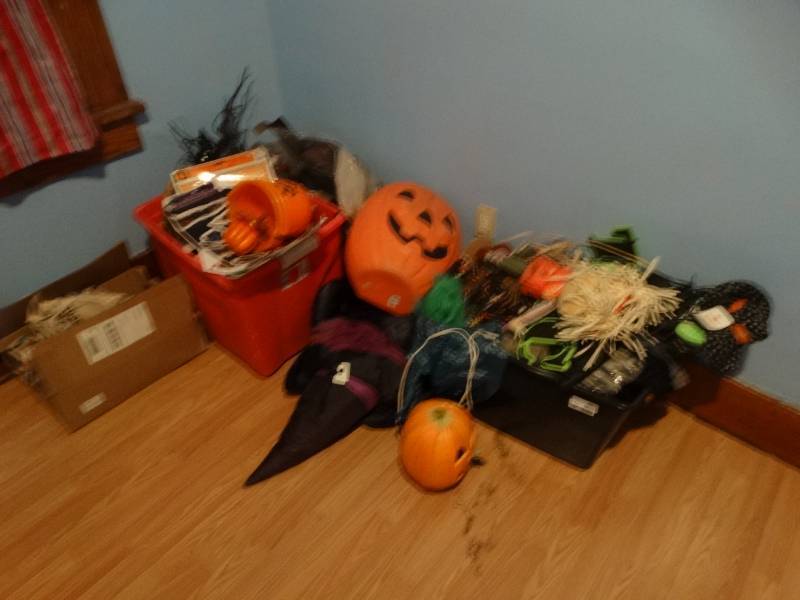 lot 6811 image: Lot of halloweeen.