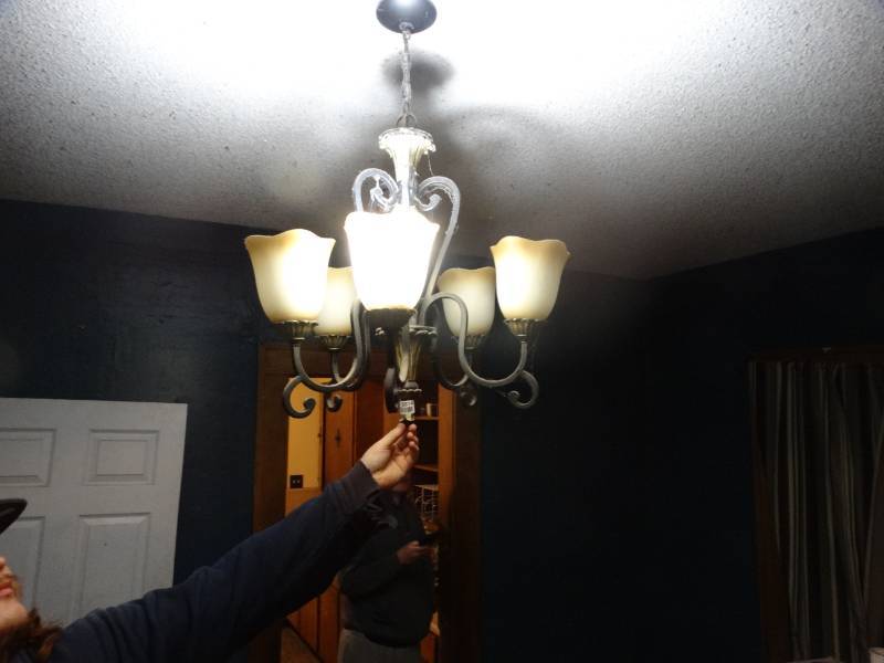 lot 6814 image: Chandelier.