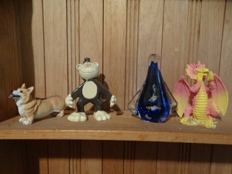 lot 6817 image: Lot of glass decor.