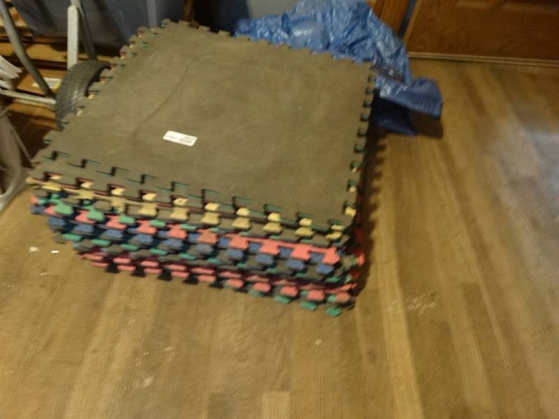 lot 6834 image: Puzzle foam floor mats.
