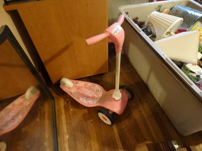 lot 6842 image: Pink girls radio flyer scooter.