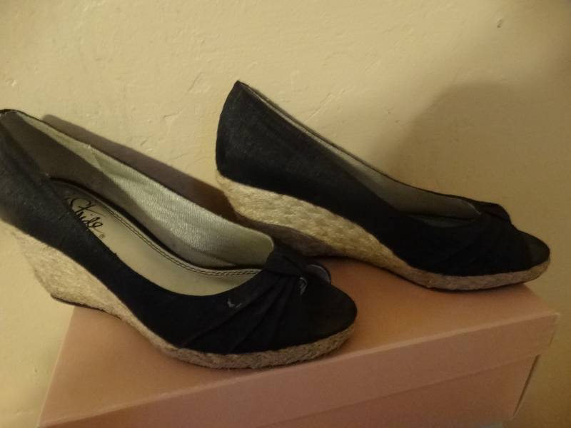 lot 6847 image: Life stride womans wedges, size 6m.
