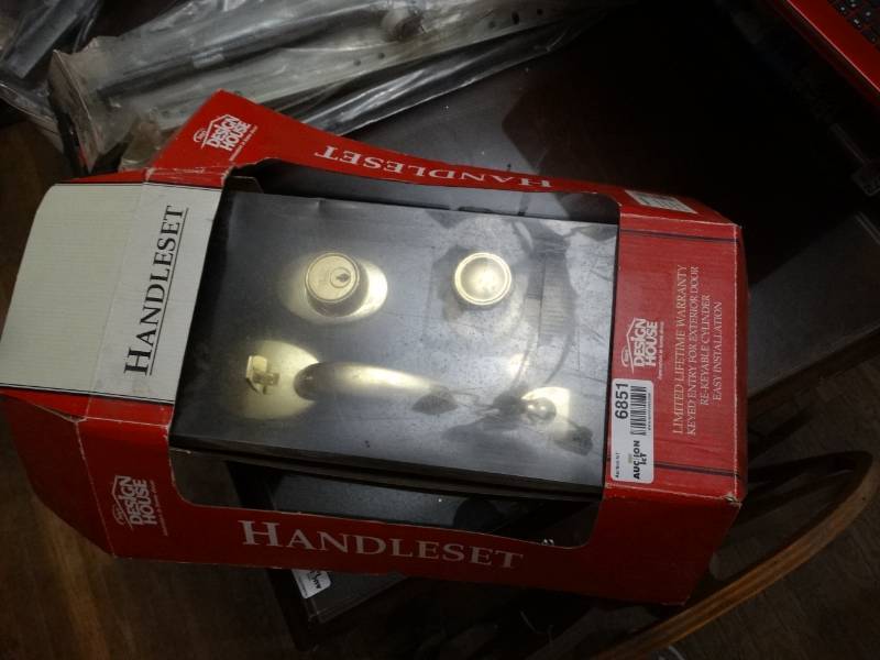 lot 6851 image: Handleset with hardware.