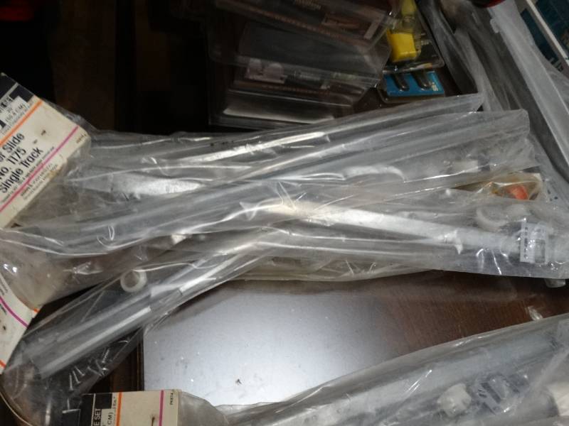lot 6853 image: Lot of Drawer slide single track.