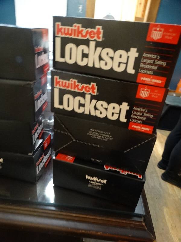 lot 6861 image: 3 Brand new Kwikset lock set door handle.