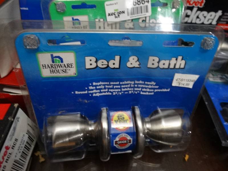 lot 6864 image: 1 Brand new hall & closet knob & 1 new bed & bath knob.