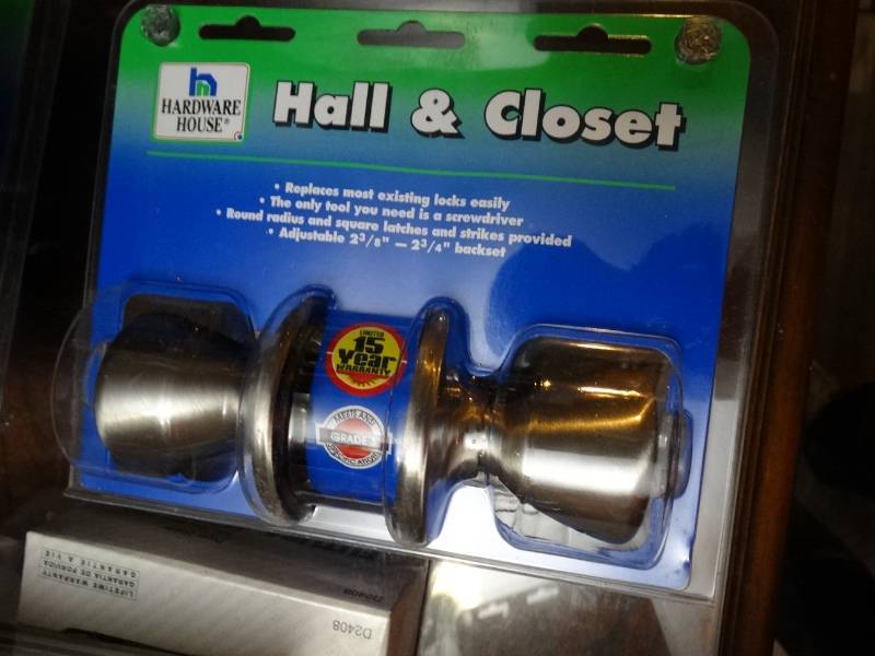 lot 6870 image: 2 Brand new hall and closet knobs.