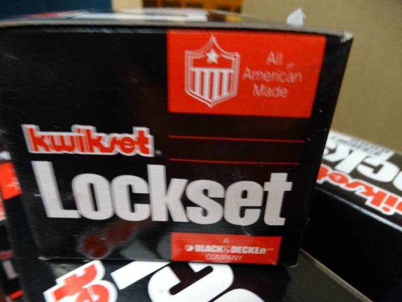lot 6866 image: 4 Kwikset lock set door knobs.