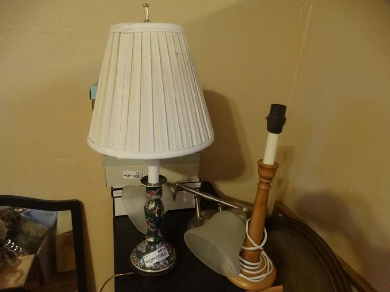 lot 6876 image: 2 Lamps and alight fixture.