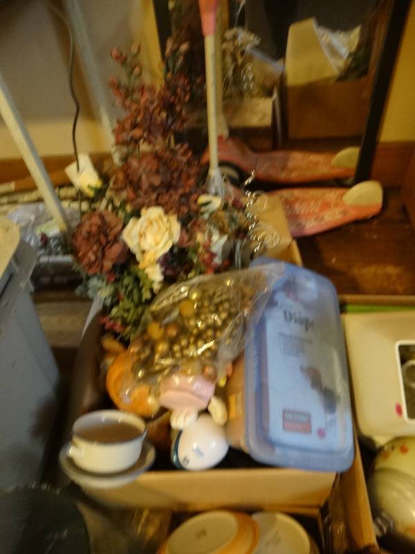 lot 6877 image: Large lot of house ware, home decor and miscellaneous.