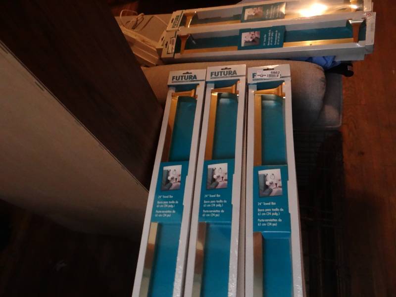lot 6882 image: 6 Brand new Futura 21 towel bars.
