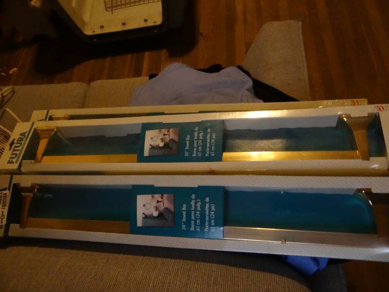 lot 6883 image: 6 Brand new Futura 21 towel bars.
