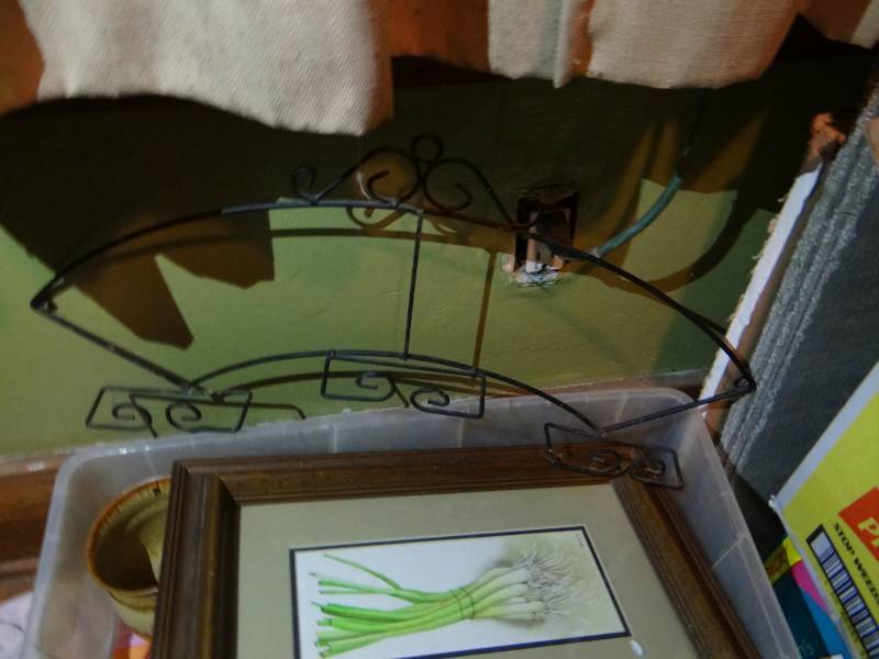 lot 6887 image: Lot of home decor & books.