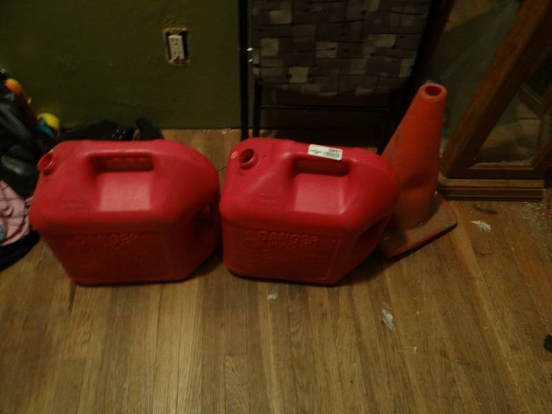 lot 6891 image: 2- 5 gal gas cans.