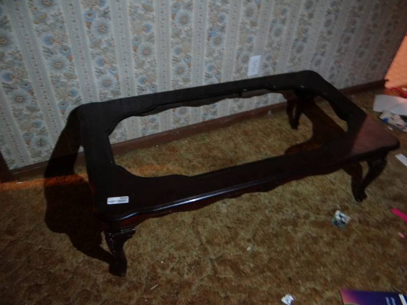 lot 6895 image: Coffee table needs glass.