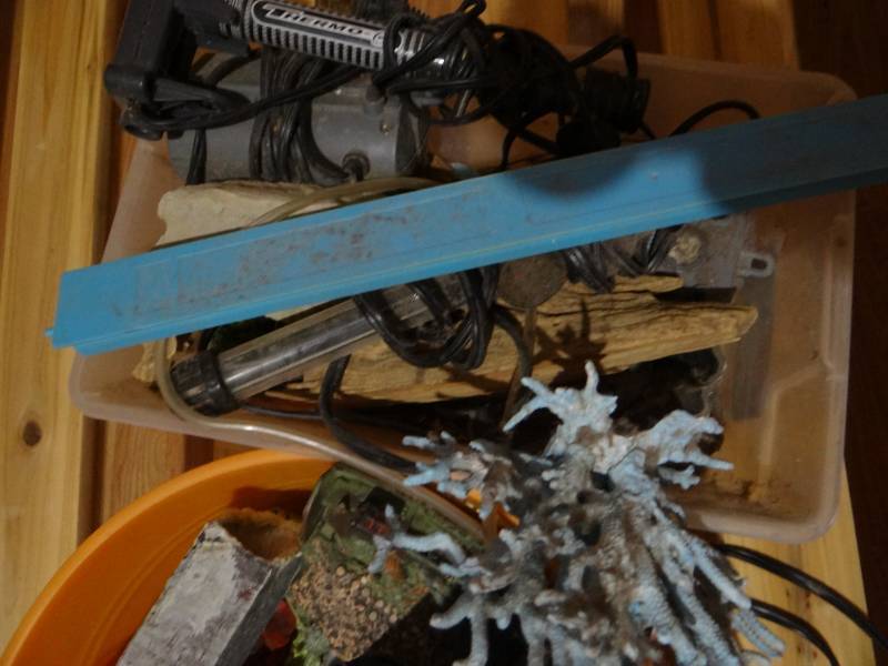 lot 6905 image: Lot of aquarium items.