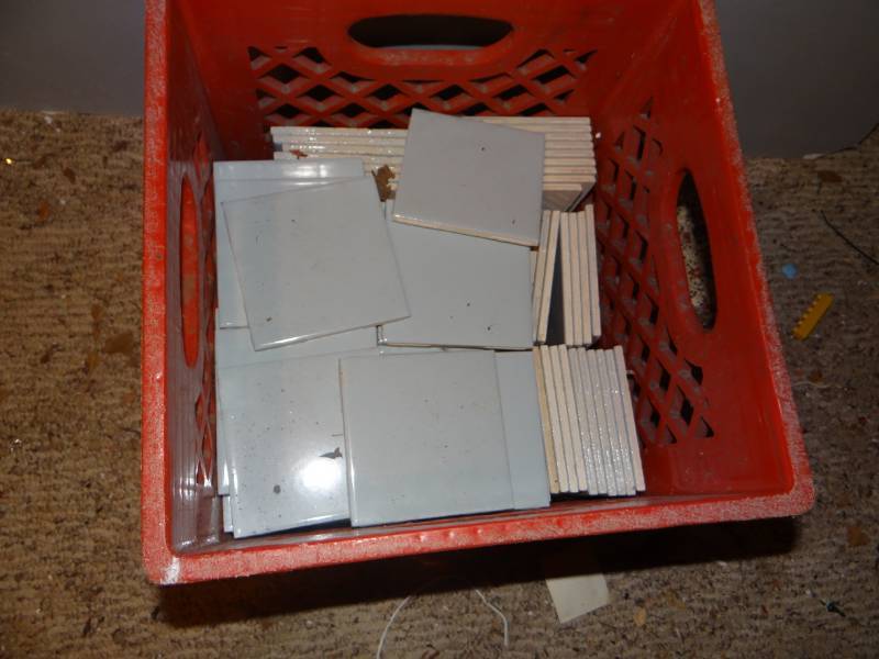 lot 6917 image: Lot of tile wknee pads.