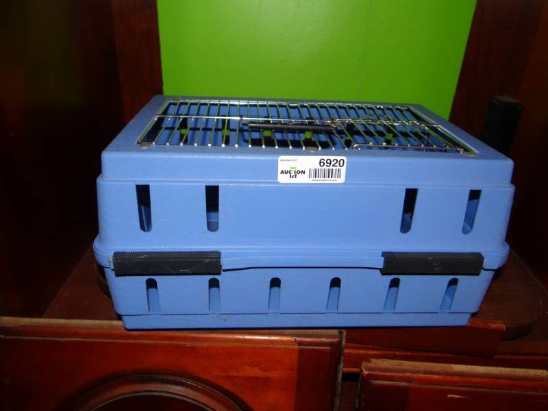 lot 6920 image: Cabin kennel.