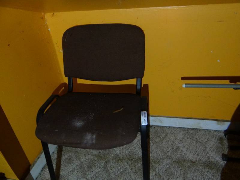 lot 6922 image: Chair, 3 folding chairs and a child umbrella.