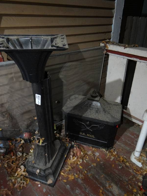 lot 6951 image: Metal mailbox no hardware.