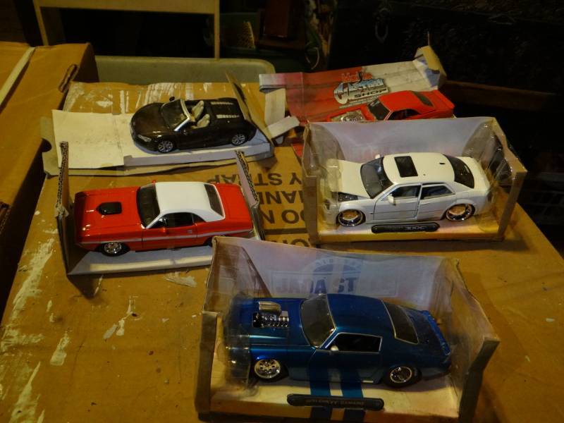 lot 6956 image: Lot of 5 1 24 scale cars.