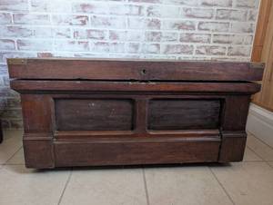 lot 557 image: Dark Oak Panelled Wooden Storage Trunk (no key) 37x17.5x18 in