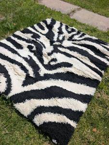 lot 1505 image: Zebra Print Shag Area Rug 53 x 76
