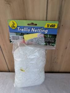 lot 2013 image: Garden Trellis Netting 5x60 Feet White Polyester Mesh