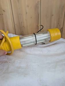 lot 2025 image: Bayco Fluorescent Drop Light with Cord