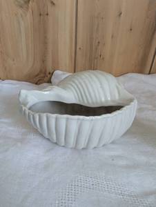 lot 3006 image: White Glazed Ceramic Conch Shell Planter