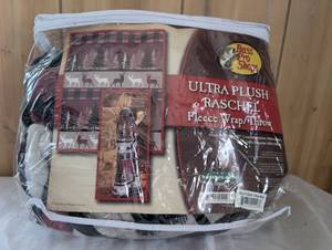 lot 4001 image: Bass Pro Shops Ultra Plush Raschel Fleece Wrap Throw Blanket