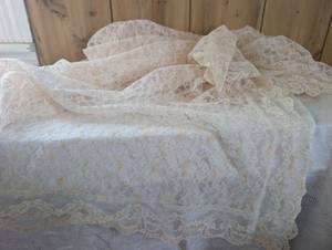 lot 4003 image: Lace Tablecloth with Floral Pattern