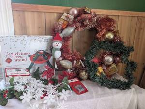 lot 8001 image: Christmas Decoration Bundle with Wreaths and Garlands