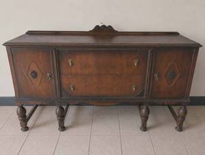 lot 500 image: Traditional Mahogany Sideboard Buffet with Carved Details- 65.5 x 38 x 22&nbspin