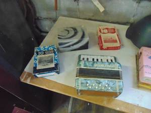 lot 4074 image: Childrens Accordian - Jigsaw Puzzles and Vintage Thermometer Radio