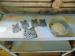 lot 4077 image: Owl Trivets and enamelware Bowl