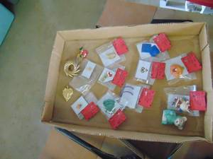 lot 4078 image: Costume Jewelry and Pins