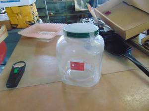 lot 4083 image: Square Jar wLid